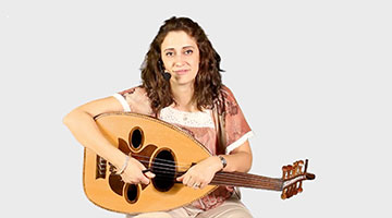 تعليم عزف الأغاني العربية المعروفة على آلة العود مع الأستاذة مي حجّارة على موقع إعزف . شرح و أداء بالفيديو مع النوتات الموسيقية موضحة على الشاشة 